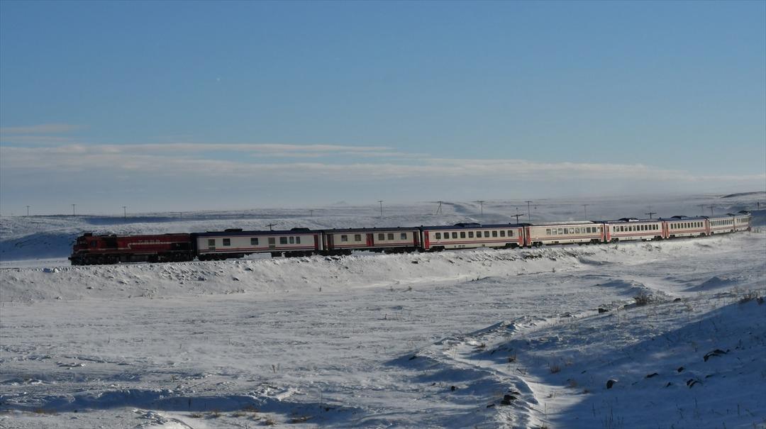 Tren yolunun 'kar kaplanı' &ouml;mr&uuml;n&uuml; bu yola adadı