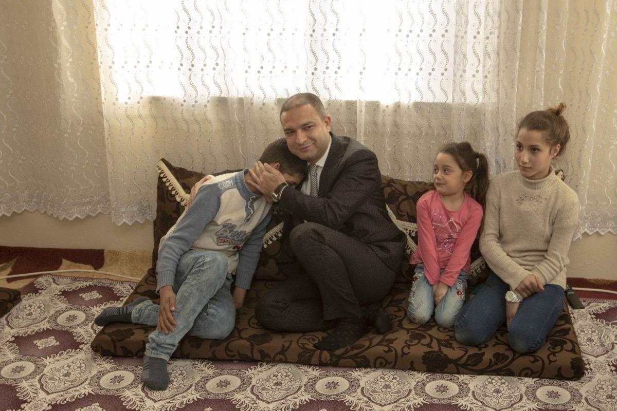 Kaymakam Aslan, k&uuml;&ccedil;&uuml;k dengbej Kava&rsquo;ya misafir oldu