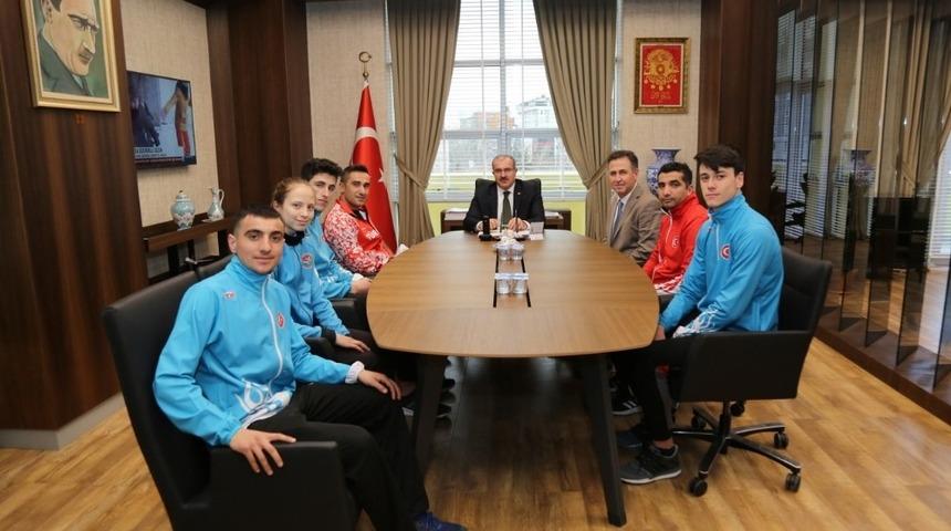 Şampiyon sporculardan Vali Toraman&rsquo;a ziyaret