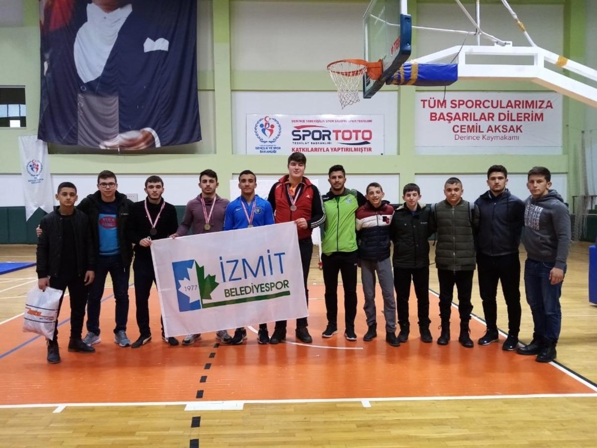 İzmit Belediyesporlu g&uuml;reş&ccedil;iler Kocaeli&rsquo;yi temsil edecek