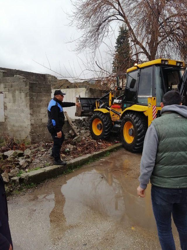 Osmaniye’de metruk binalar yıkıldı