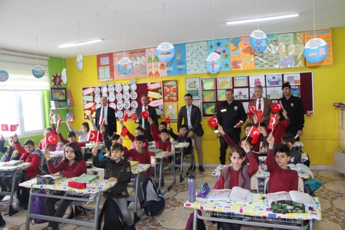 T&uuml;rkeli&rsquo;den Yunan milletvekiline T&uuml;rk bayraklı tepki