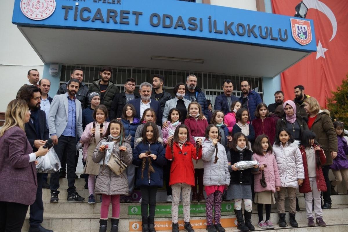 Kanser hastaları i&ccedil;in sa&ccedil;larını bağışladılar