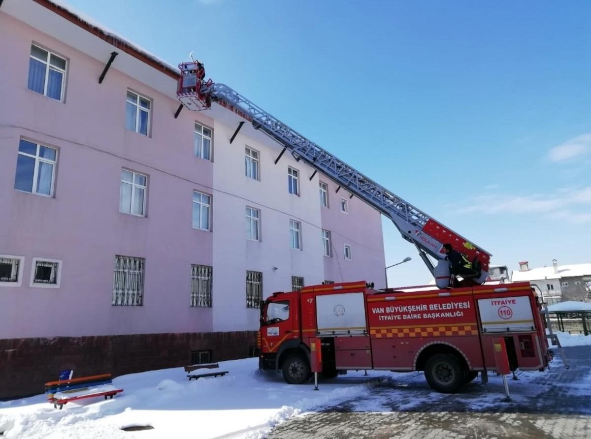 Van&rsquo;da tehlike sa&ccedil;an buz sarkıtları temizlendi