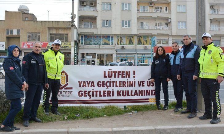 Polis ve zabıta üst geçit ve yaya geçidine dikkat çekmek için pankart astı G1