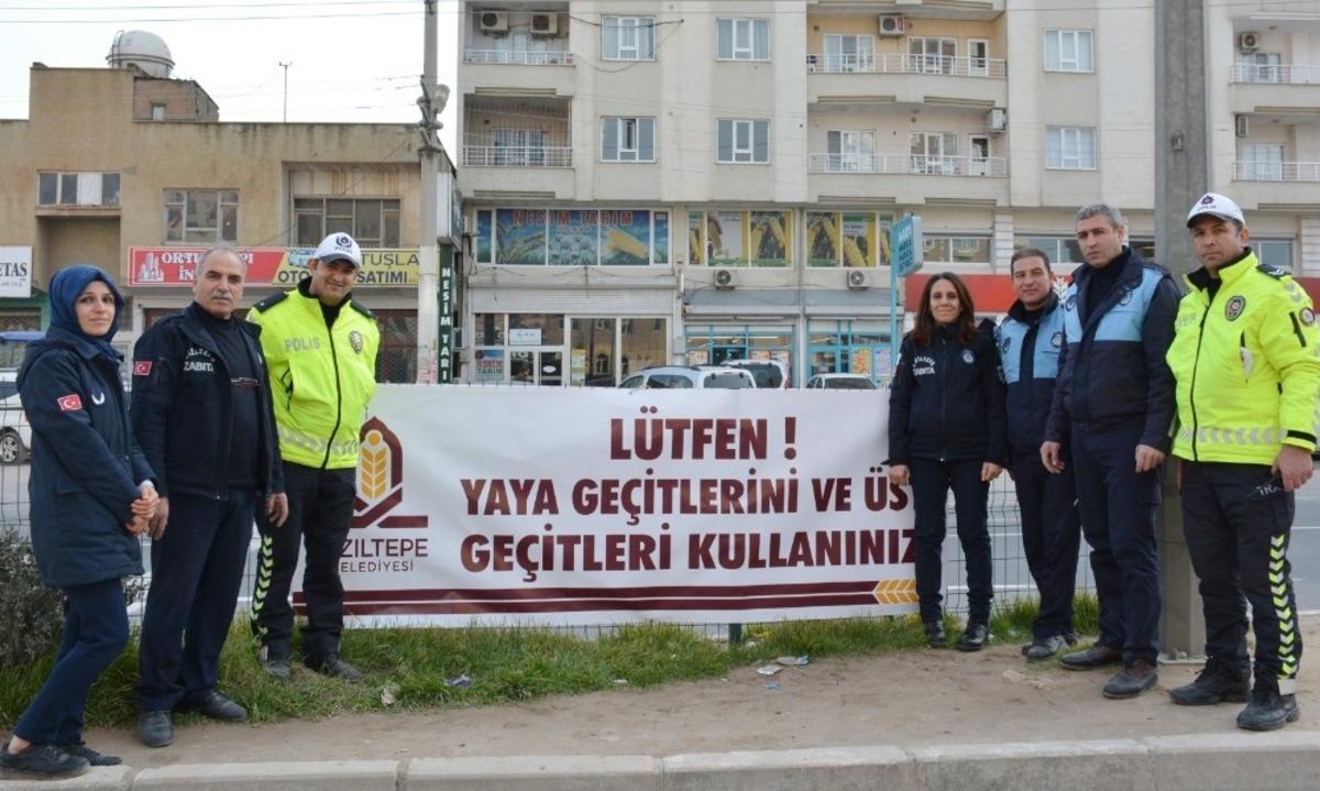 Polis ve zabıta &uuml;st ge&ccedil;it ve yaya ge&ccedil;idine dikkat &ccedil;ekmek i&ccedil;in pankart astı