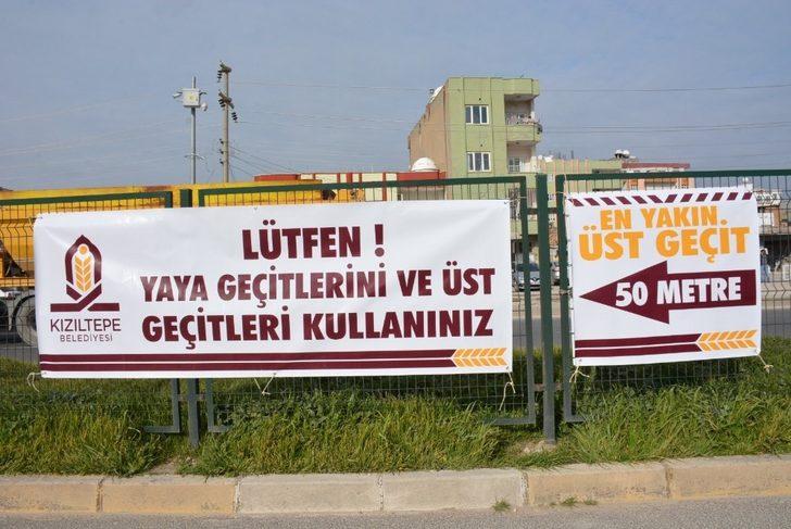 Polis ve zabıta üst geçit ve yaya geçidine dikkat çekmek için pankart astı G2