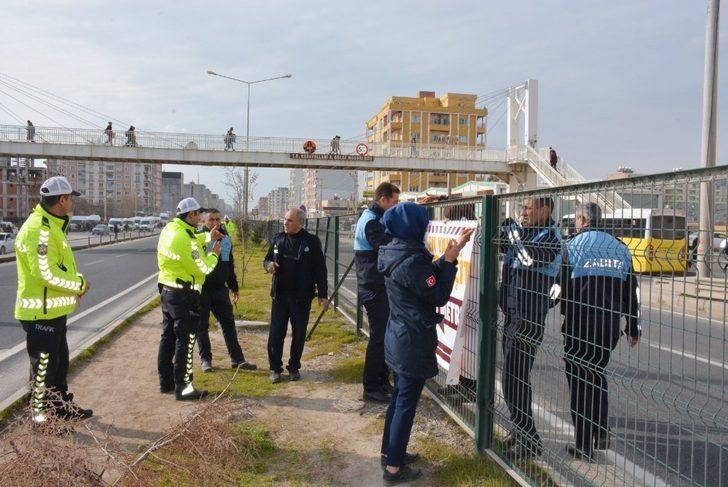 Polis ve zabıta üst geçit ve yaya geçidine dikkat çekmek için pankart astı G3
