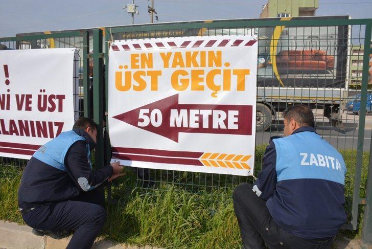 Polis ve zabıta üst geçit ve yaya geçidine dikkat çekmek için pankart astı G4