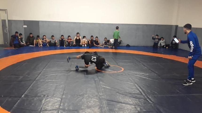 Gençler güreş kursuna ilgi gösteriyor