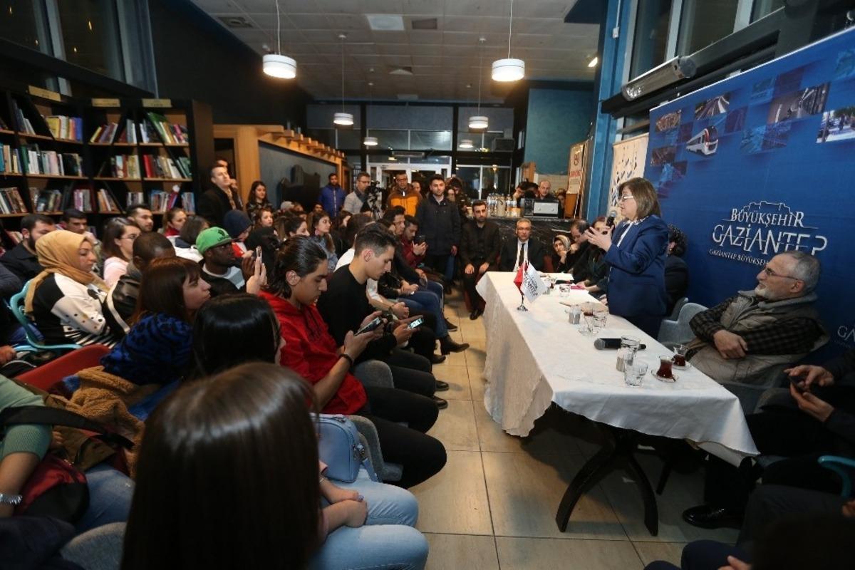 Fatma Şahin, kitap kafede gen&ccedil;lerle buluştu