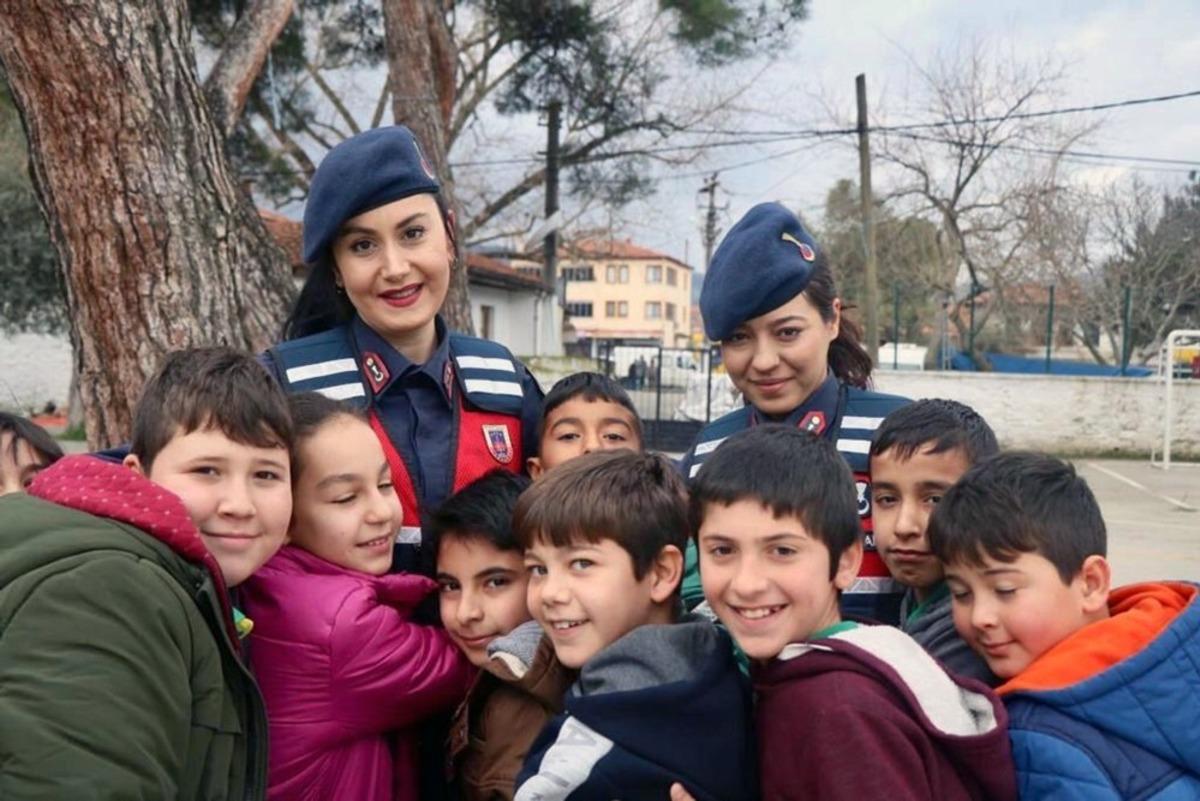 Jandarmadan okul &ccedil;evresinde denetim