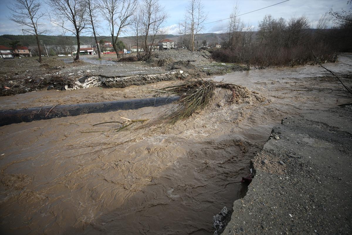 D&uuml;zce'de sağanak nedeniyle k&ouml;pr&uuml; yıkıldı