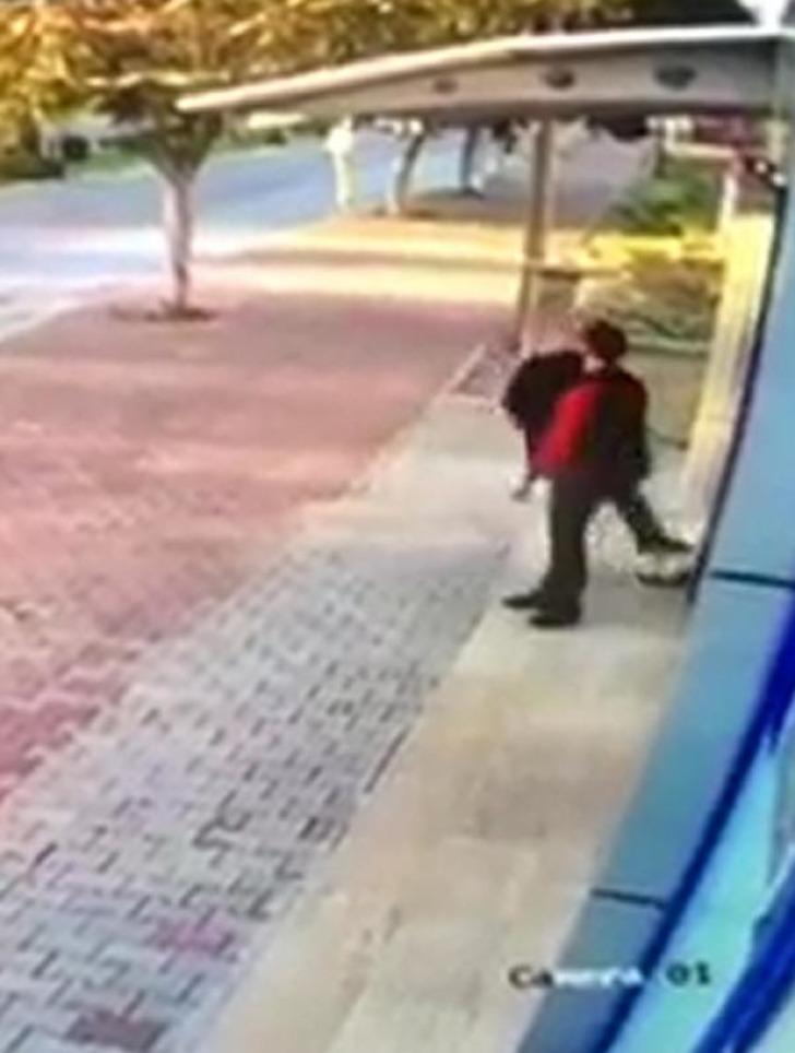 Antalya'da tepki çeken görüntü! Kedileri böyle tekmeledi G3