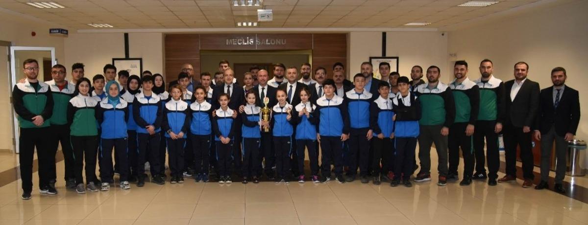 Sel&ccedil;uklu&rsquo;da başarılı sporcular &ouml;d&uuml;llendirildi