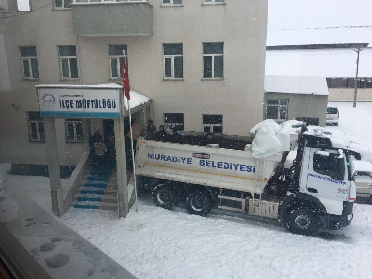 Muradiye&rsquo;den depremzedelere yardım