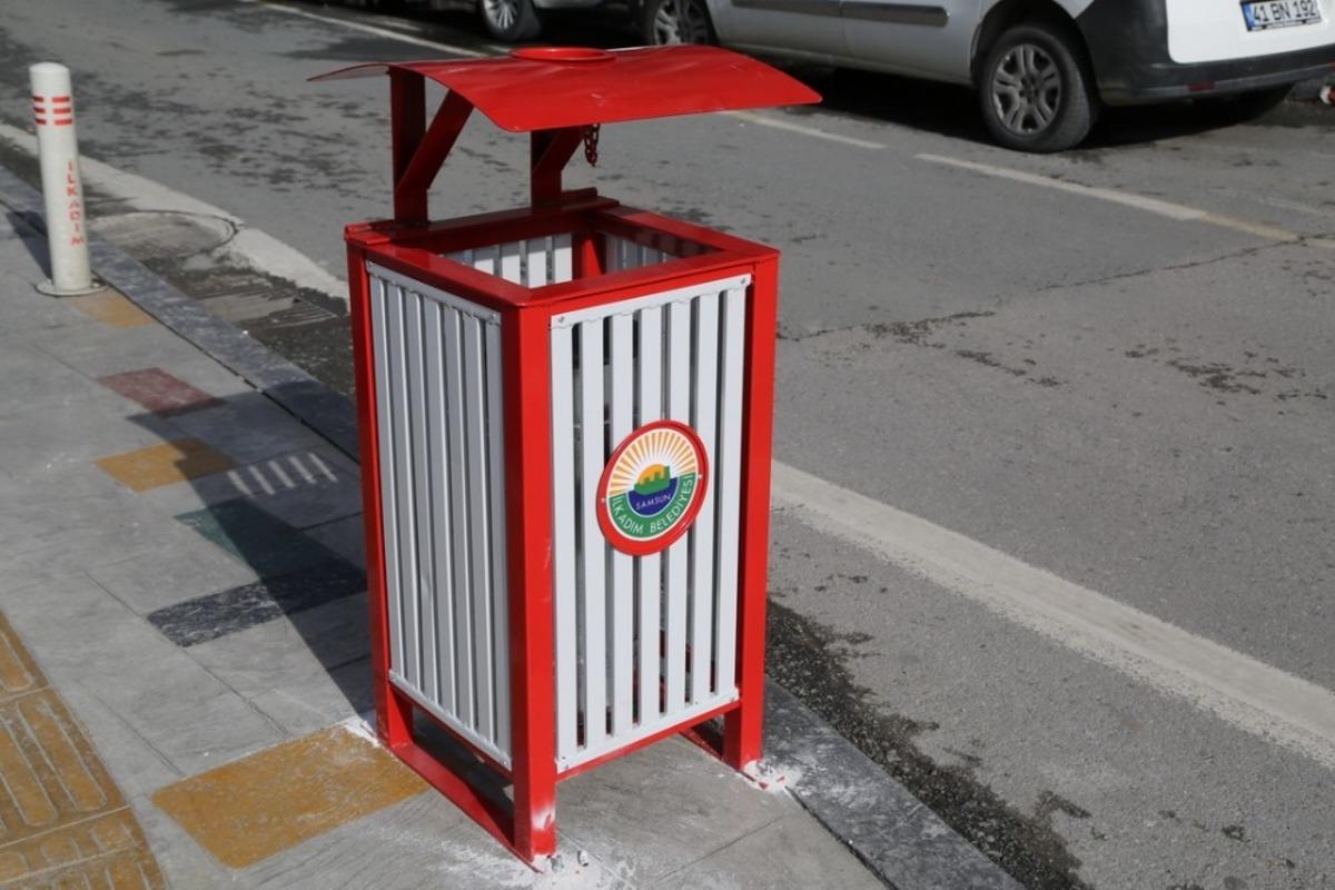 İlkadım&rsquo;da eskiyen &ccedil;&ouml;p kovaları yenileniyor