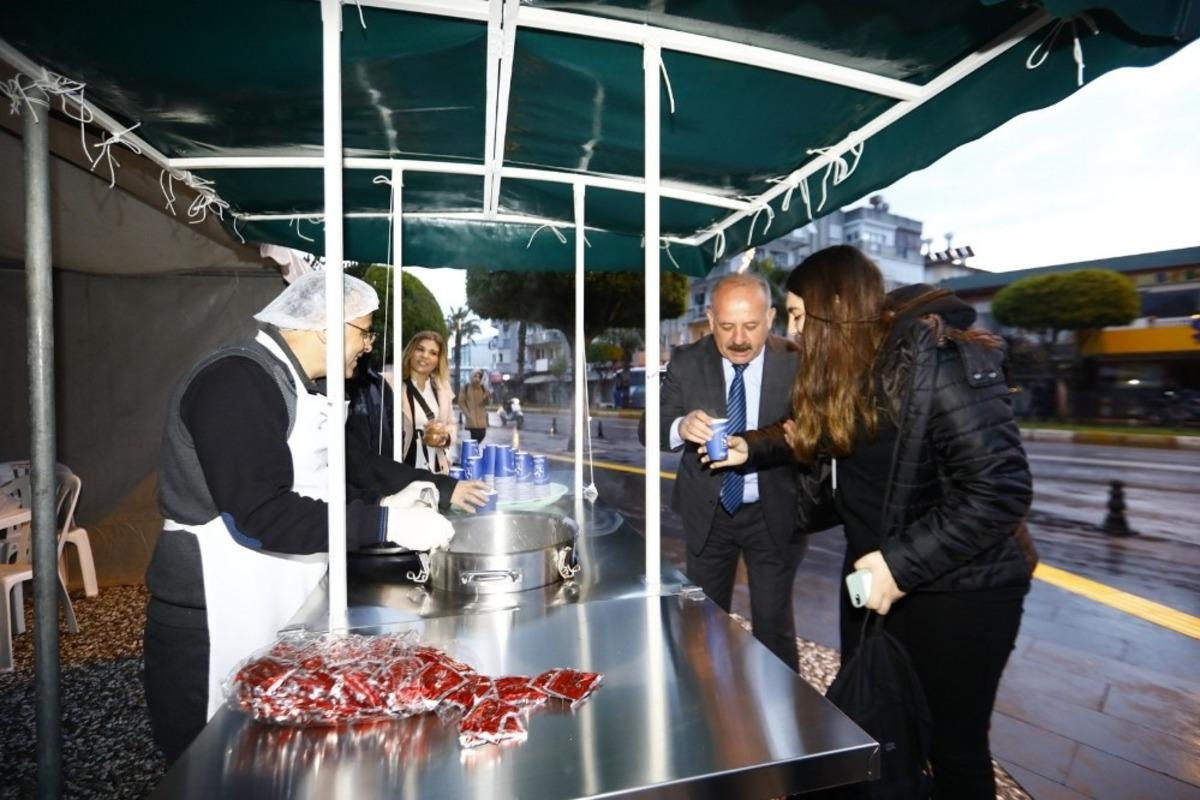 Sabahın ilk ışıklarında vatandaşa ve &ouml;ğrenciye sıcak &ccedil;orba