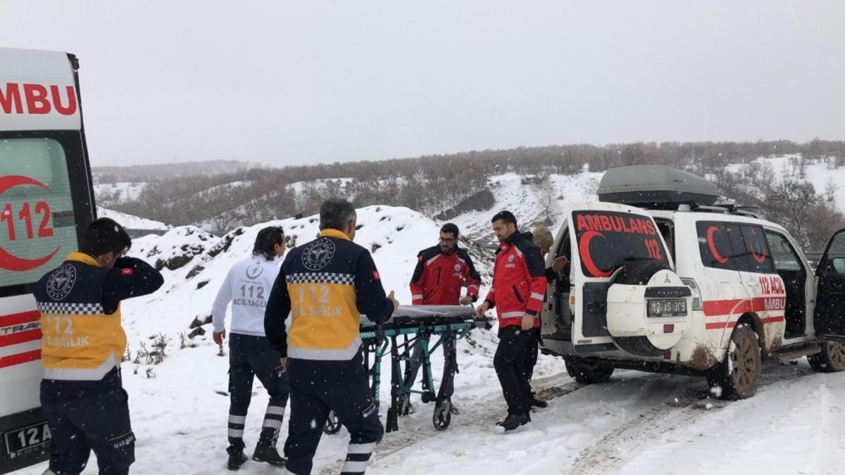 Bing&ouml;l&rsquo;de karlı yolları aşan UMKE ekibi, d&uuml;ş&uuml;p ayağı kırılan kadının imdadına yetişti