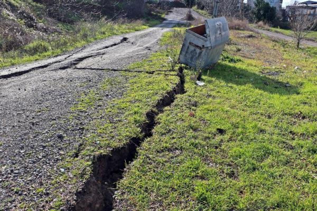 Yer: Samsun! Heyelan sonrası derin yarıklar oluştu