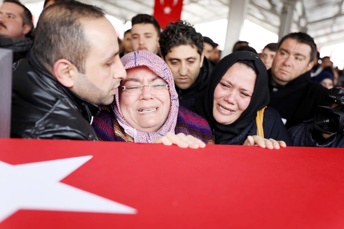 Şehit Uzman &Ccedil;avuş &Ouml;zler, g&ouml;zyaşlarıyla son yolculuğuna uğurlandı