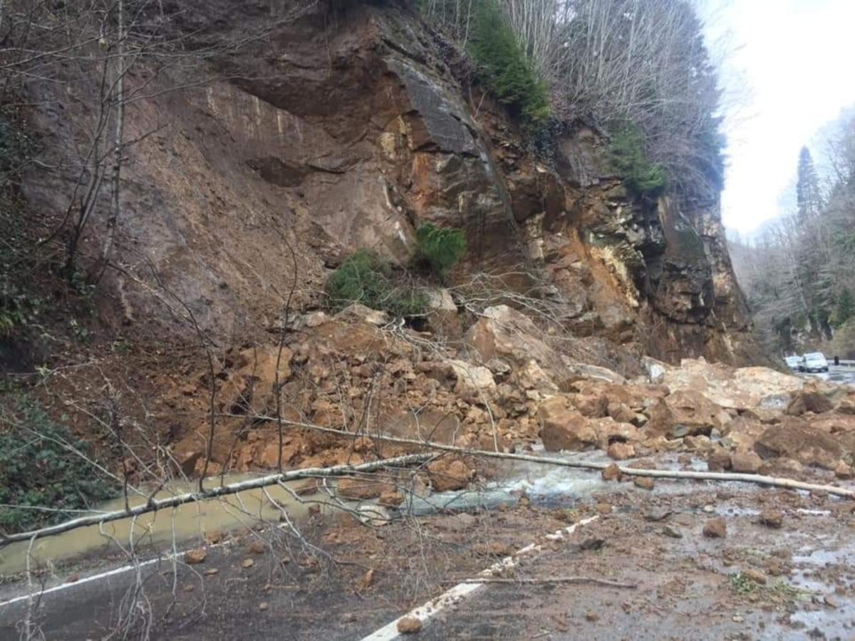 Şalpazarı-Acısu yolunda heyelan