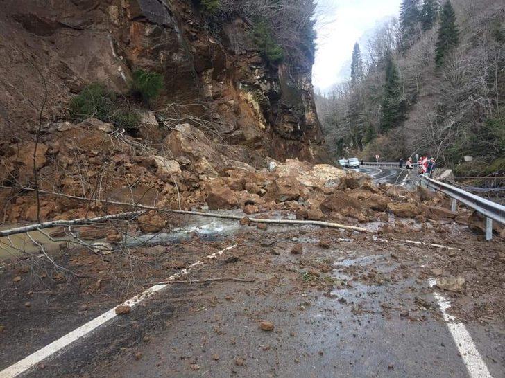 Şalpazarı-Acısu yolunda heyelan G3