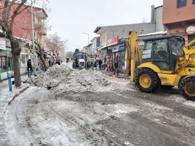 Digor Belediyesi yol ve kaldırımların karını temizliyor