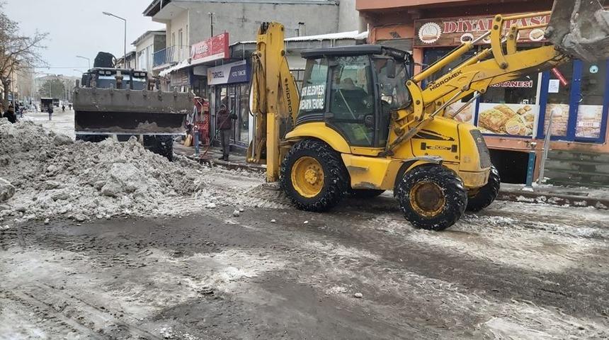 Digor Belediyesi yol ve kaldırımların karını temizliyor