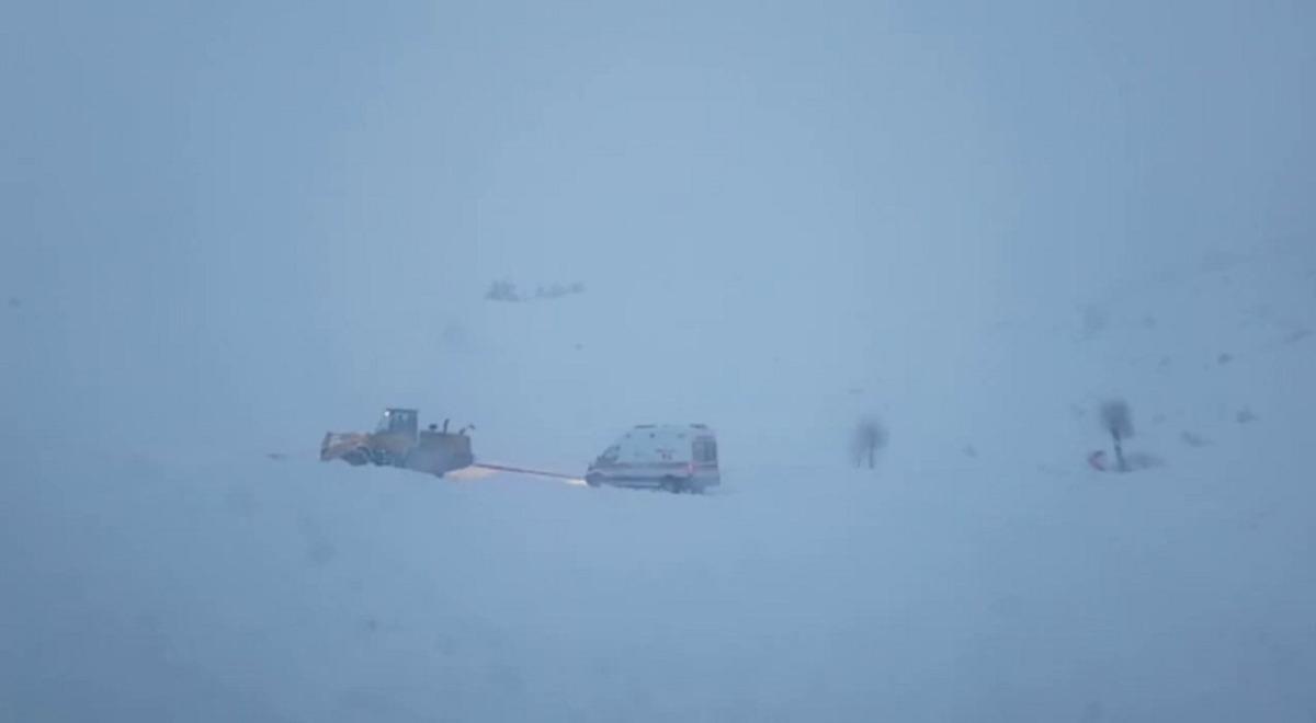 Yolu kardan kapanan k&ouml;yde mahsur kalan yaşlı adam, hastaneye 11 saatte ulaştırıldı