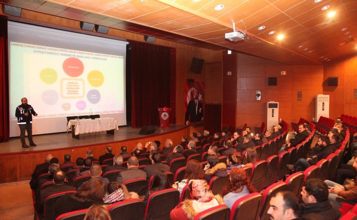 Ahlat&rsquo;ta &lsquo;bağımlılıkla m&uuml;cadele&rsquo; konferansı
