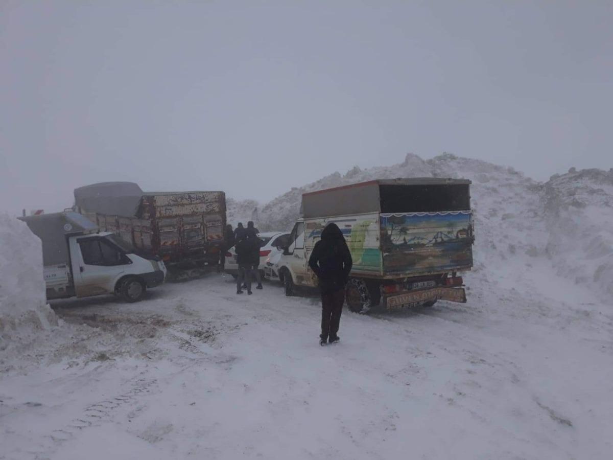 Derecik&rsquo;te 7 ara&ccedil; birbirine girdi