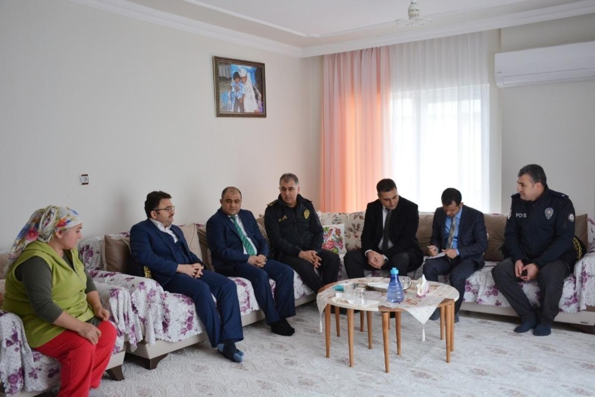 Kaymakam &Ccedil;am şehit yakınını ziyaret etti