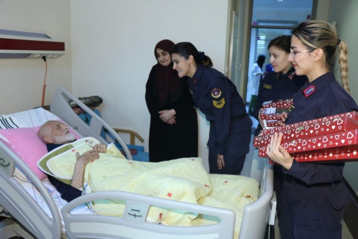 Jandarmadan kanser hastalarına s&uuml;rpriz ziyaret