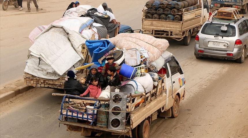 Son dakika! Son 2 g&uuml;nde 40 bin sivil daha T&uuml;rkiye sınırı yakınlarına g&ouml;&ccedil; etti