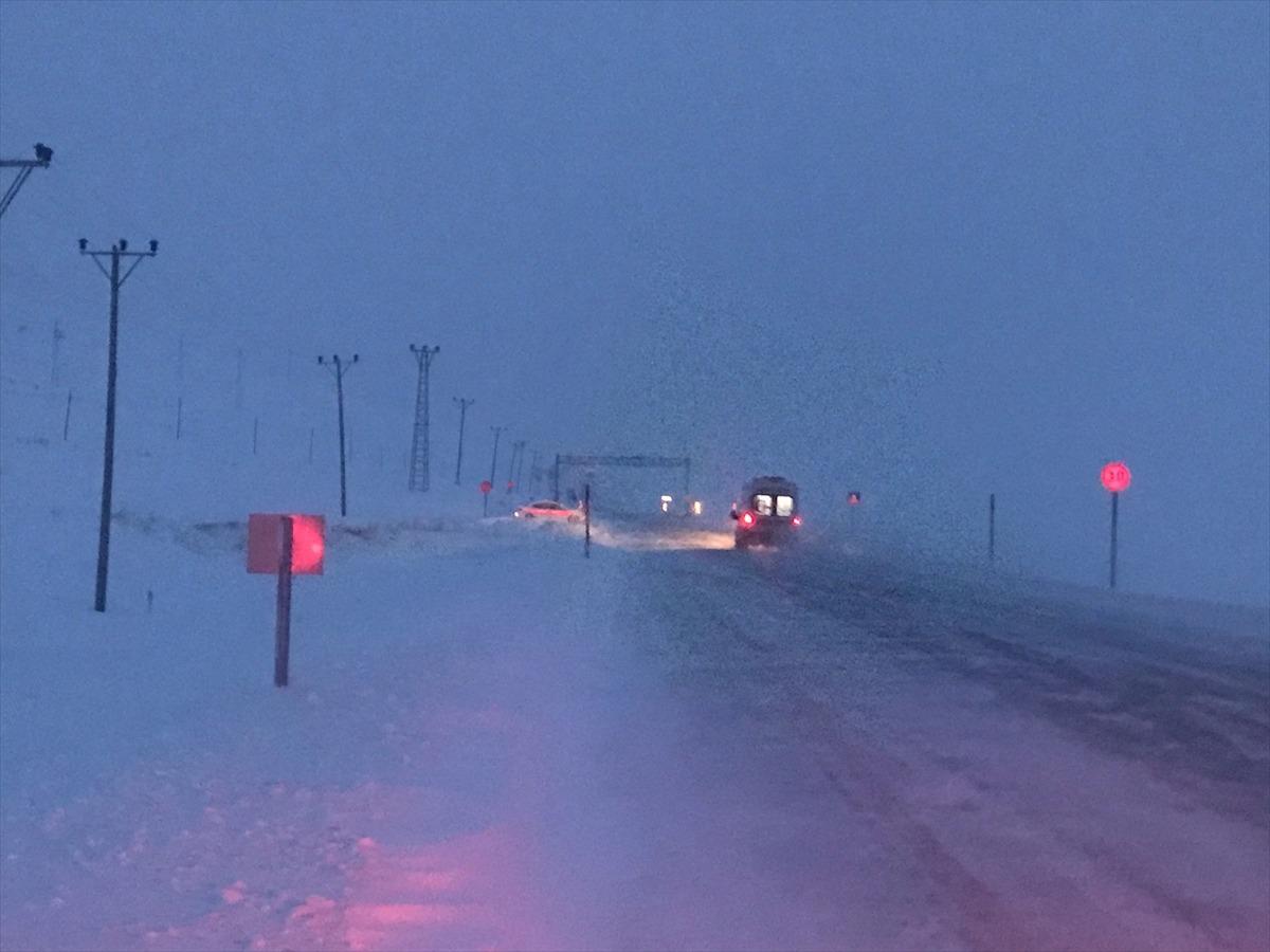 Son dakika! Van'da minib&uuml;s&uuml;n &uuml;zerine &ccedil;ığ d&uuml;şt&uuml;: 5 kişi hayatını kaybetti