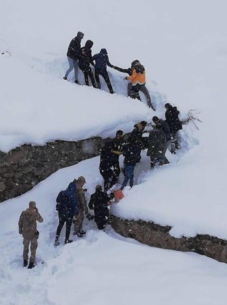 Otomobil köprüden uçtu, yaralı elbirliğiyle kurtarıldı G3