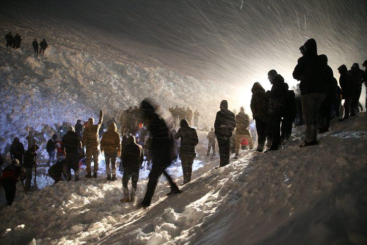 Son dakika! Van'da minibüsün üzerine çığ düştü: 5 kişi hayatını kaybetti G1