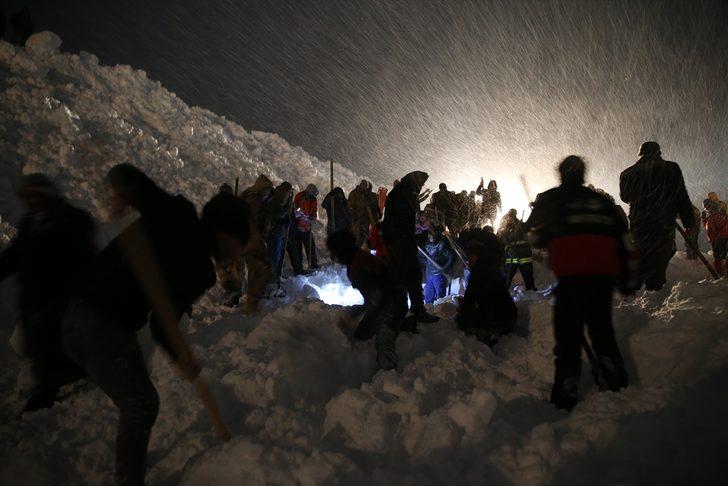 Son dakika! Van'da minibüsün üzerine çığ düştü: 5 kişi hayatını kaybetti G3
