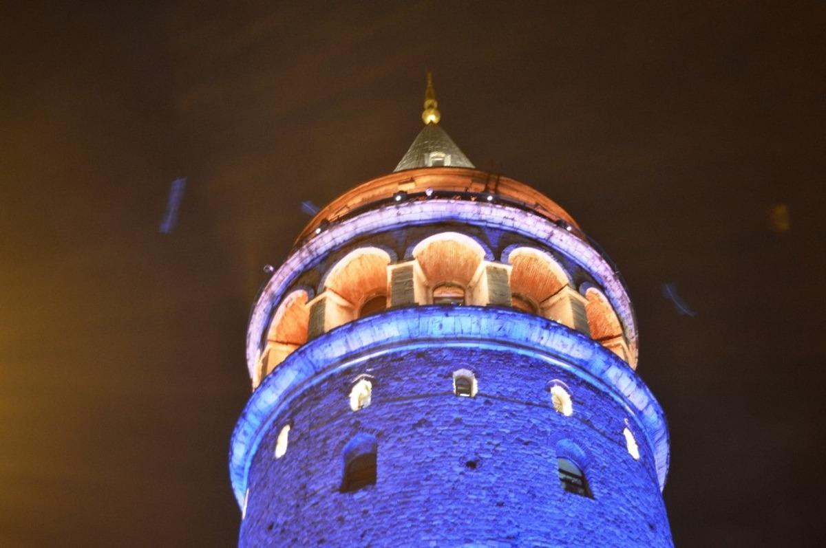 İstanbul&rsquo;un simgesi Galata Kulesi mavi ve turuncuya b&uuml;r&uuml;nd&uuml;