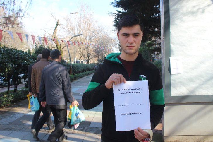 Kocaeli'de iş arayan gençten ilginç afiş: İş varsa siz arayın G3
