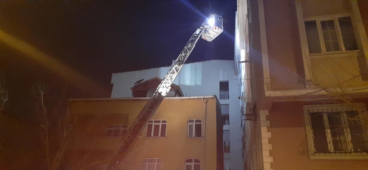 Esenyurt'ta 4 katlı binanın &ccedil;atı par&ccedil;aları sokağa u&ccedil;tu