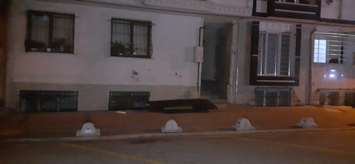 Esenyurt'ta 4 katlı binanın çatı parçaları sokağa uçtu G2