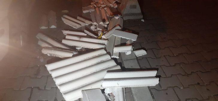 Esenyurt'ta 4 katlı binanın çatı parçaları sokağa uçtu G3