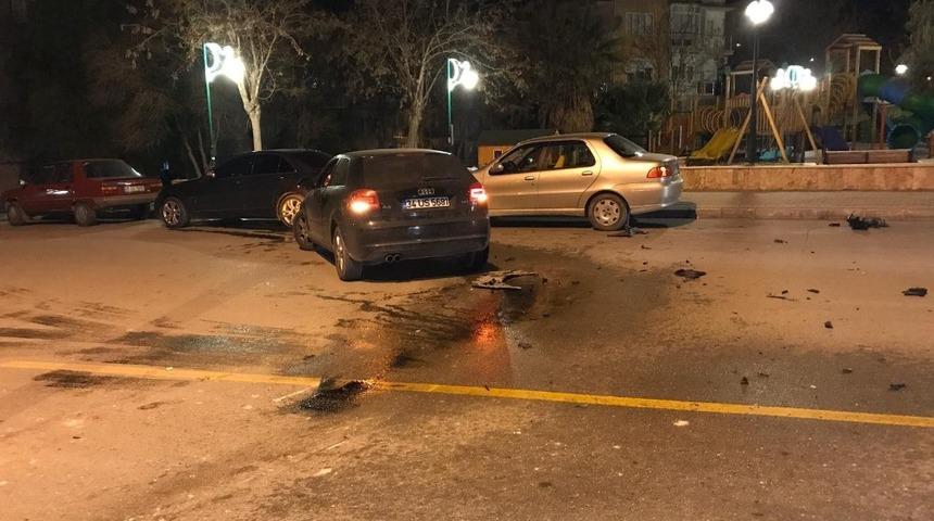 Kuşadası&rsquo;nda l&uuml;ks otomobil orta ref&uuml;je daldı