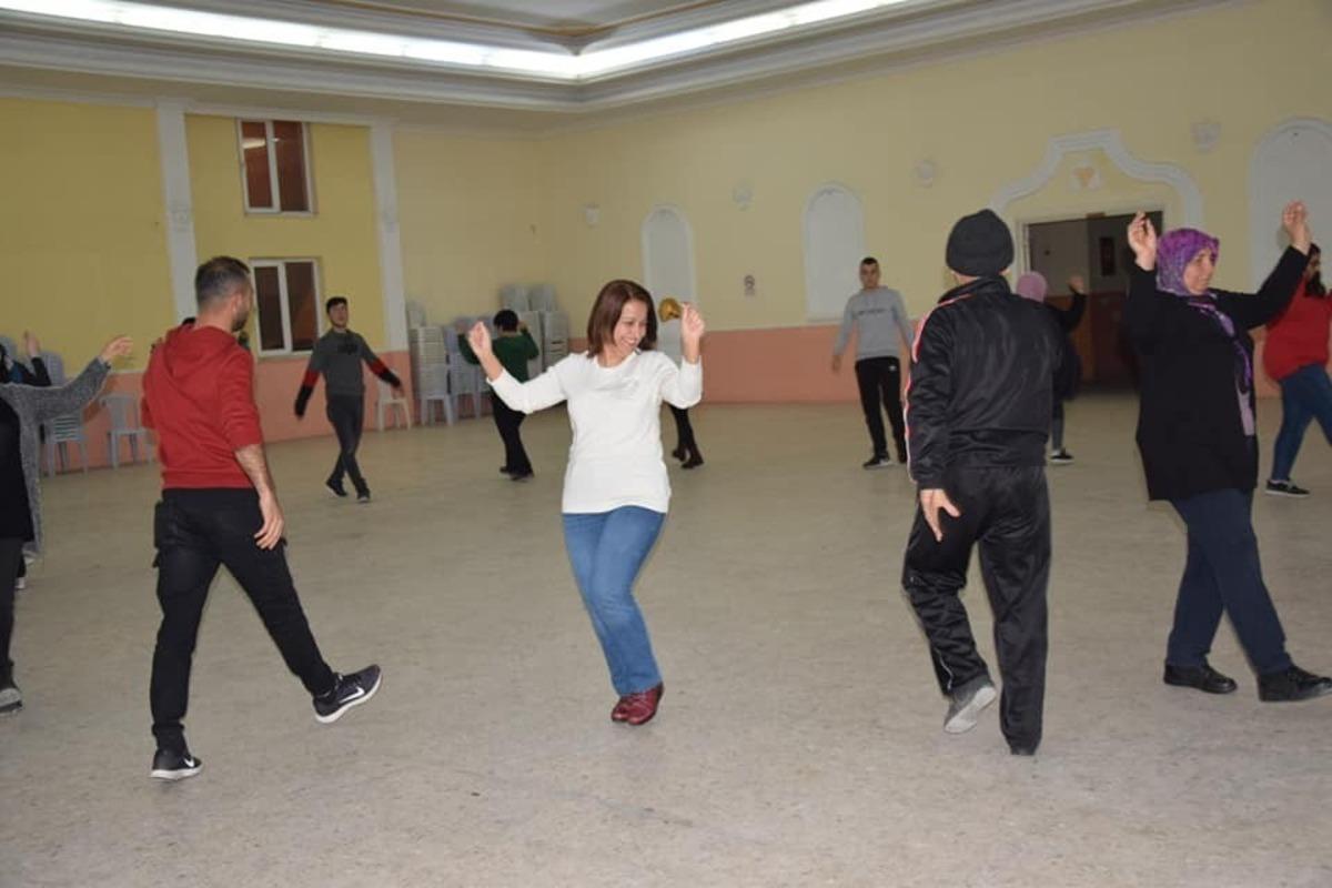 İl&ccedil;e Mİlli Eğitim M&uuml;d&uuml;r&uuml; Acar, zeybek oynadı