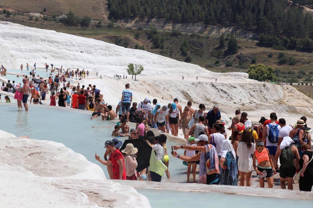 Pamukkale turistlerin g&ouml;zdesi oldu