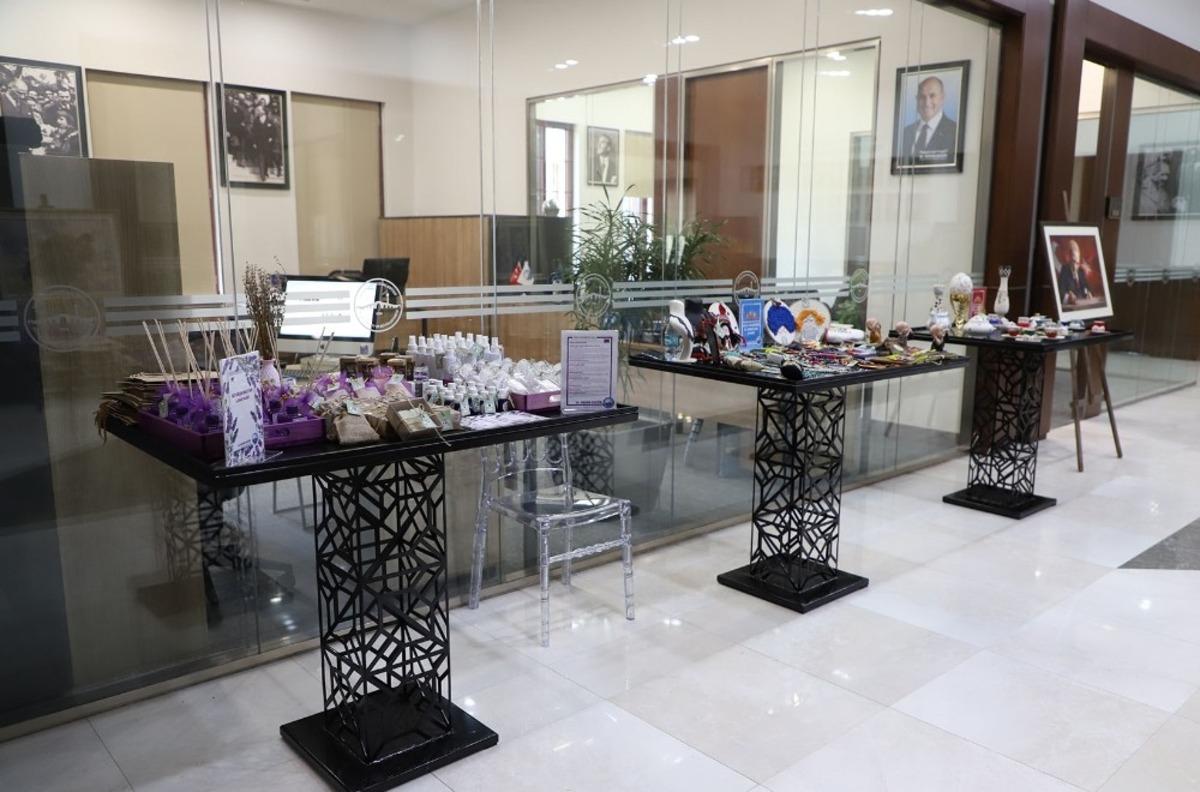 B&uuml;y&uuml;k&ccedil;ekmeceli kadınlar el emeği &uuml;r&uuml;nlerini belediye binasında satışa sundu