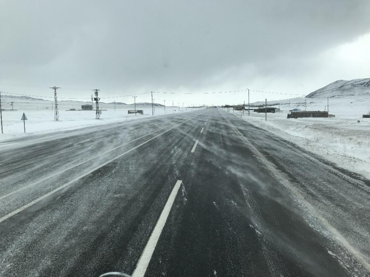 Doğubayazıt&rsquo;ta kar yağışı, Pamuk Ge&ccedil;idi&rsquo;nde tipi etkili oldu