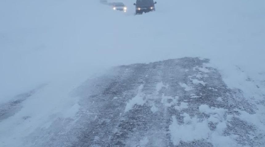 Eğribel&rsquo;de &ccedil;ığ nedeniyle yol ulaşıma kapandı